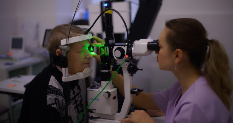 eye doctor making a diagnosis