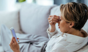 experiencing dry eye symptoms from screens